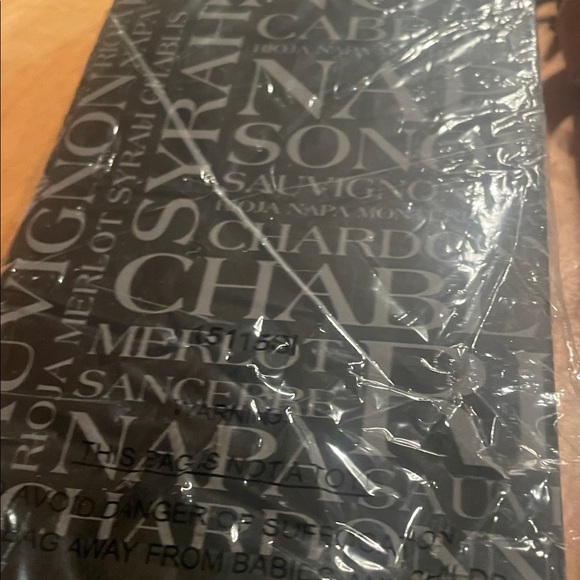 Wine Themed Gift Bag w/handle NEW 5 gold & 3 black width 5” length 13” - Picture 4 of 4